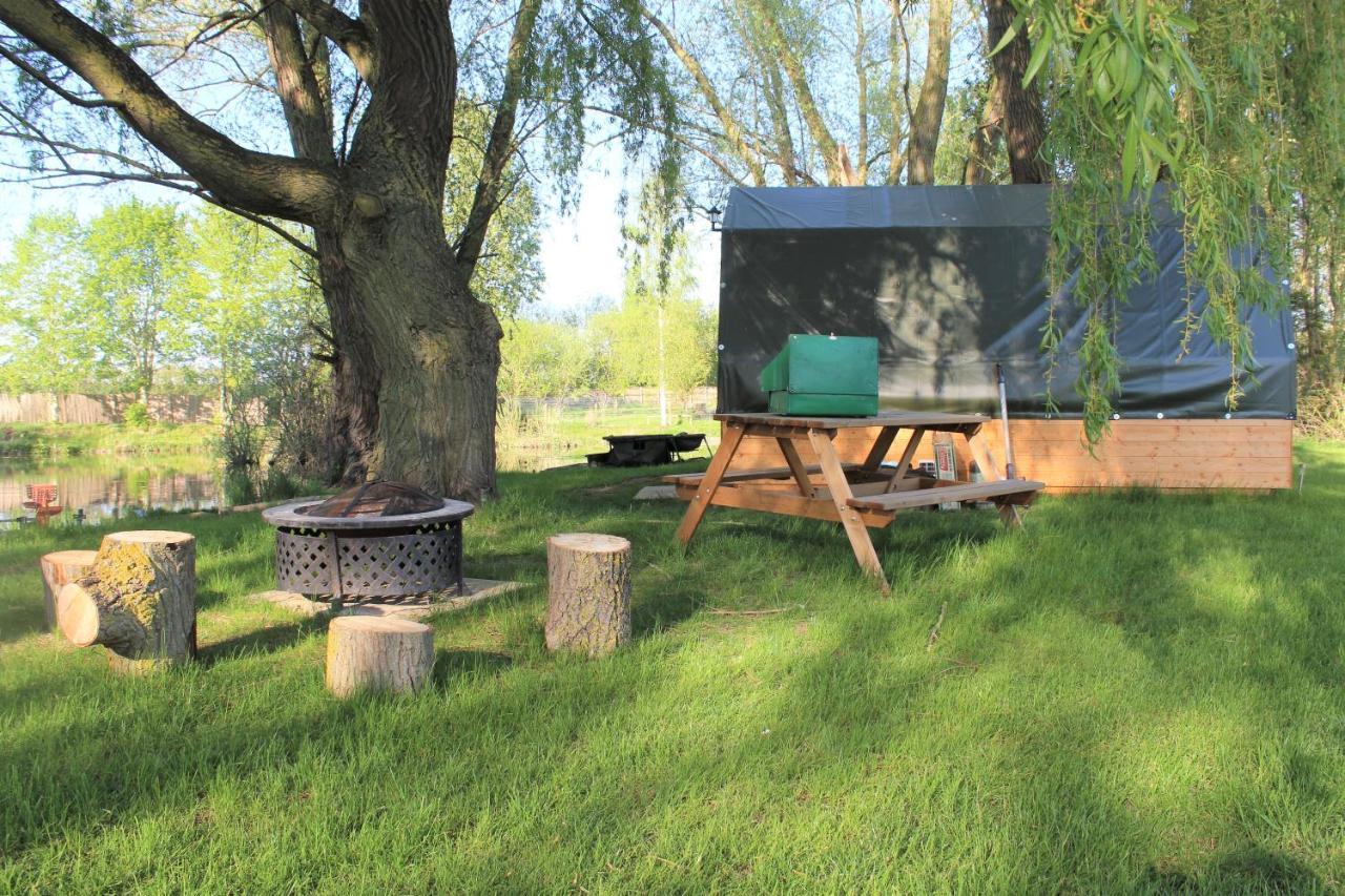 "George'S" Lakeside Wooden Tipi Hotel Clare Exterior foto