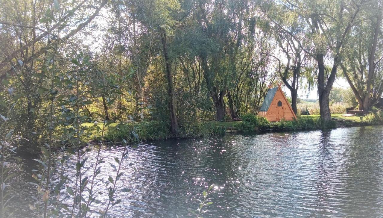 "George'S" Lakeside Wooden Tipi Hotel Clare Exterior foto